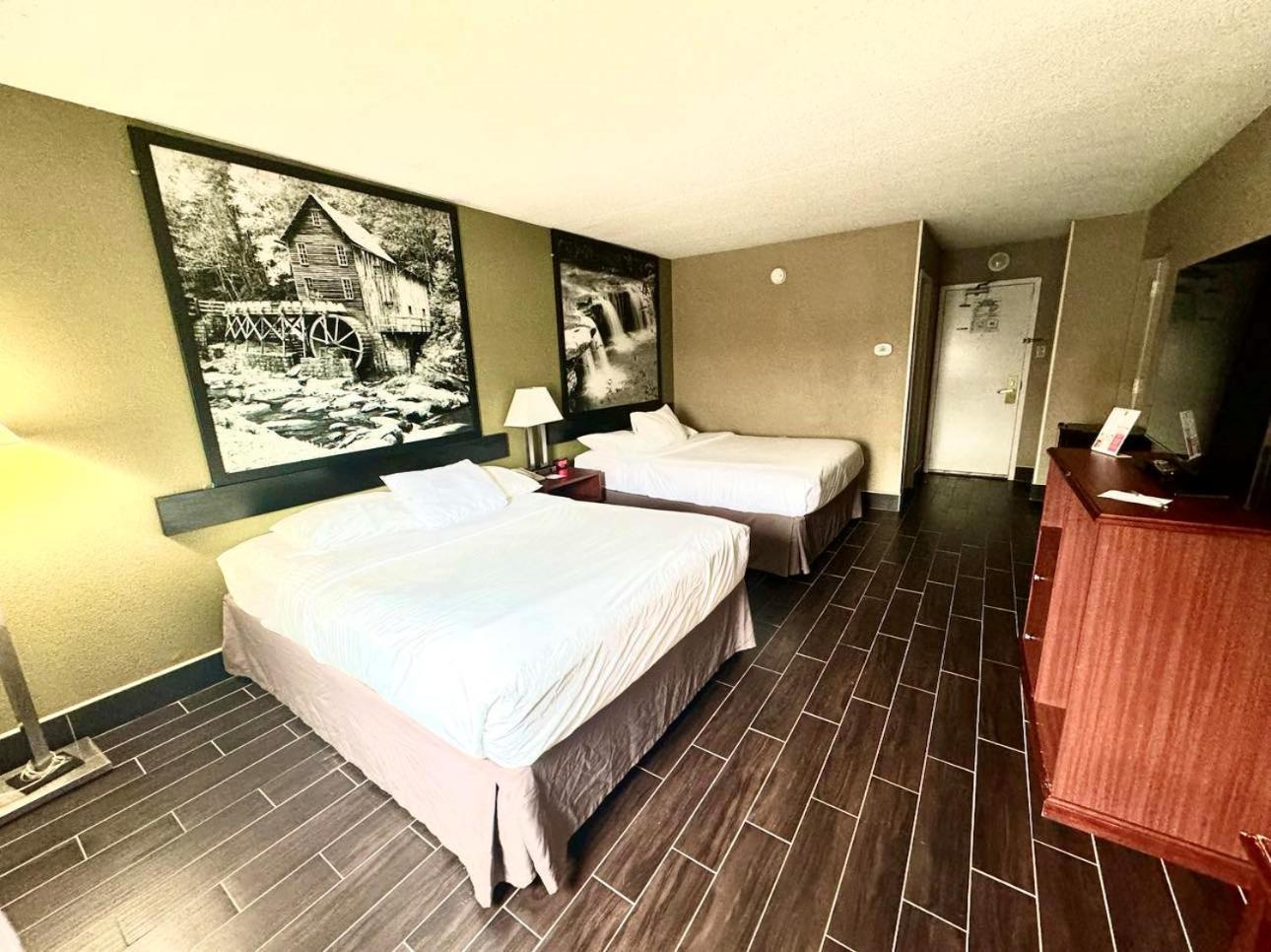 Super 8 By Wyndham Frederick Hotel Exterior photo