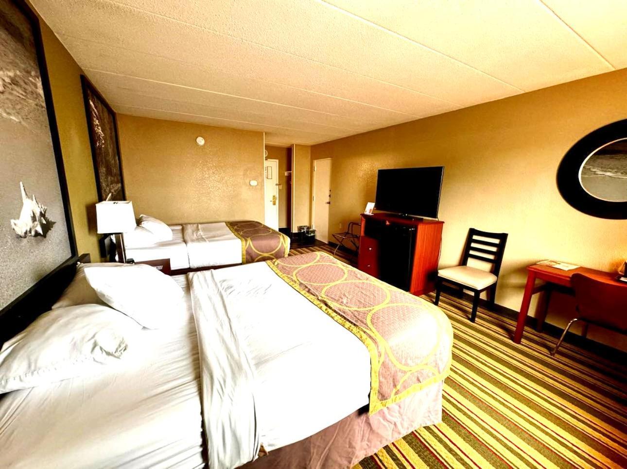 Super 8 By Wyndham Frederick Hotel Exterior photo